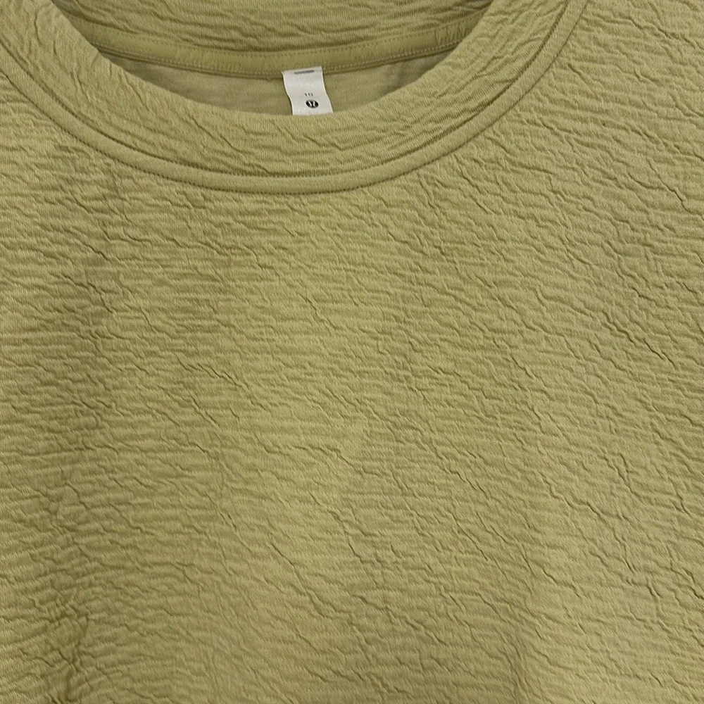 NWT Lululemon Top - Picture 2 of 6